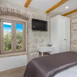 Vila Kamena U Mirnoj Ulici Blizu Centra Trogira Trogir