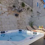 Kamena U Mirnoj Ulici Blizu Centra Trogira Vila