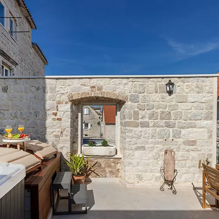 Villa Kamena U Mirnoj Ulici Blizu Centra Trogira