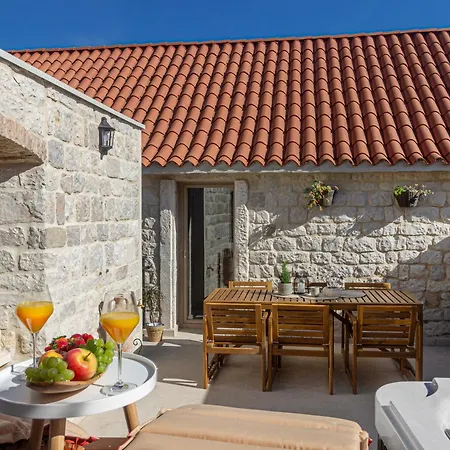 Villa Kamena U Mirnoj Ulici Blizu Centra Trogira *