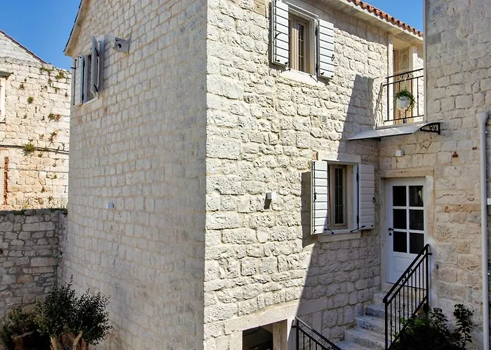 Villa Kamena U Mirnoj Ulici Blizu Centra Trogira *