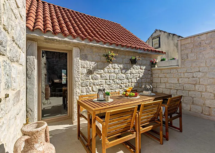 Kamena U Mirnoj Ulici Blizu Centra Trogira * Trogir