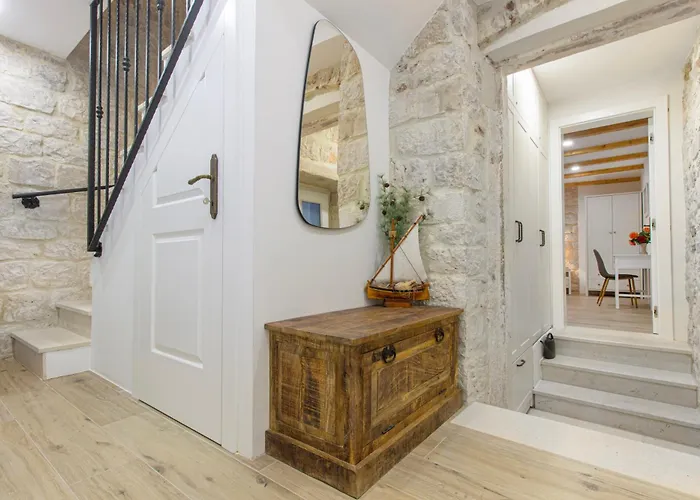 Villa Kamena U Mirnoj Ulici Blizu Centra Trogira