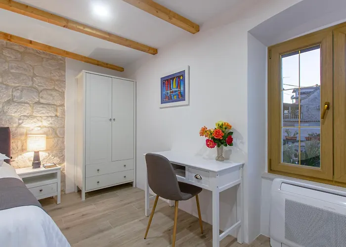 Kamena U Mirnoj Ulici Blizu Centra Trogira Trogir