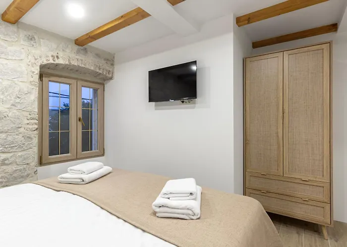 Villa Kamena U Mirnoj Ulici Blizu Centra Trogira *