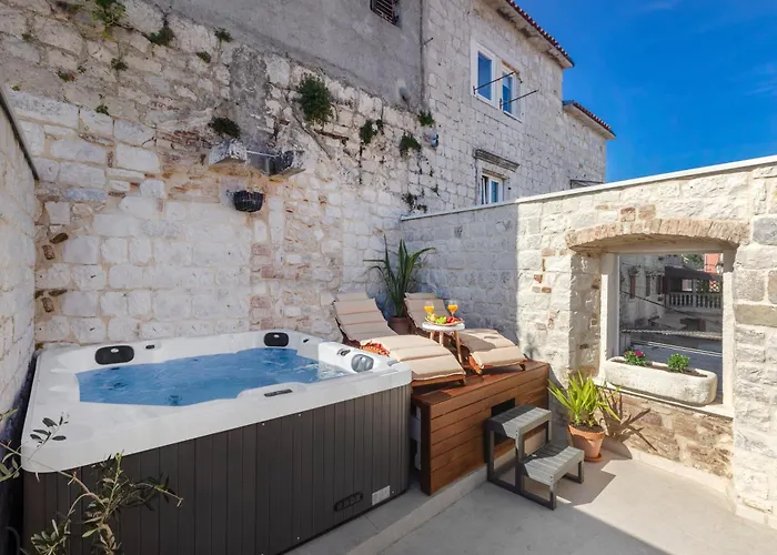 Kamena U Mirnoj Ulici Blizu Centra Trogira