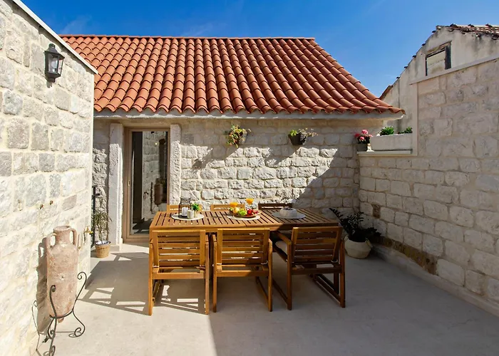 Villa Kamena U Mirnoj Ulici Blizu Centra Trogira *