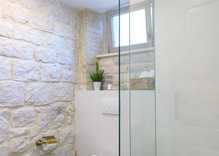 Kamena U Mirnoj Ulici Blizu Centra Trogira *