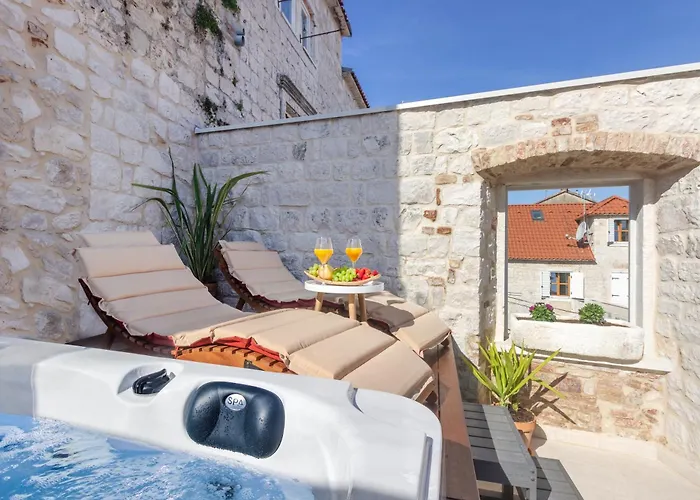 Kamena U Mirnoj Ulici Blizu Centra Trogira Villa *