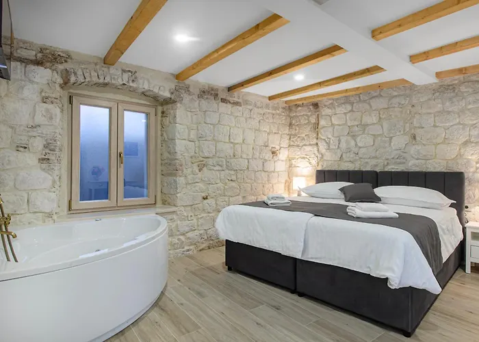 Kamena U Mirnoj Ulici Blizu Centra Trogira * Trogir