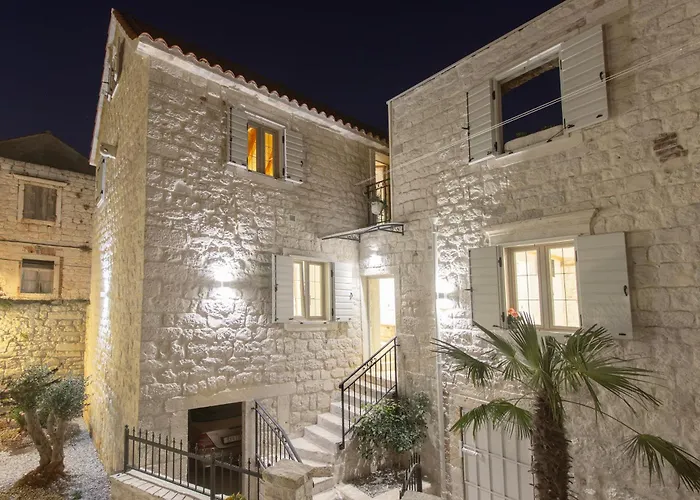 Kamena U Mirnoj Ulici Blizu Centra Trogira