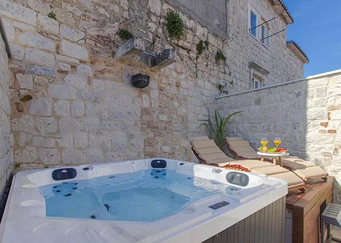 Kamena U Mirnoj Ulici Blizu Centra Trogira Villa