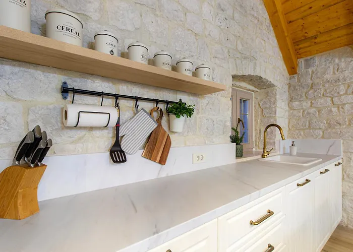 Villa Kamena U Mirnoj Ulici Blizu Centra Trogira *