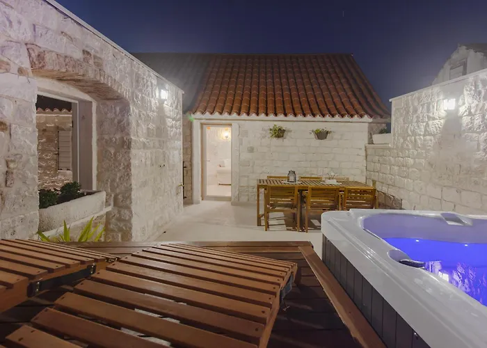 Kamena U Mirnoj Ulici Blizu Centra Trogira Trogir