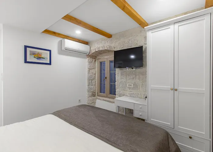 Kamena U Mirnoj Ulici Blizu Centra Trogira * Trogir