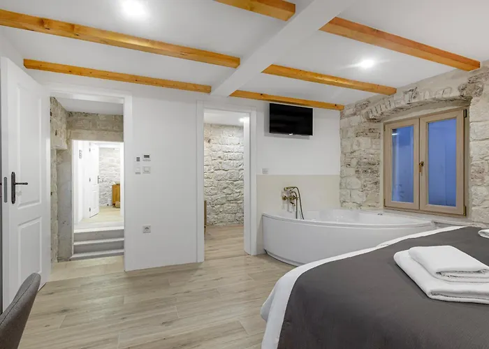 Kamena U Mirnoj Ulici Blizu Centra Trogira Trogir