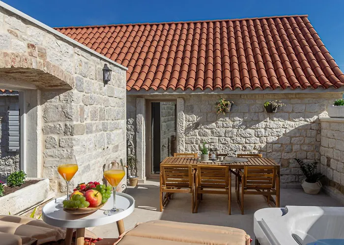 Villa Kamena U Mirnoj Ulici Blizu Centra Trogira *