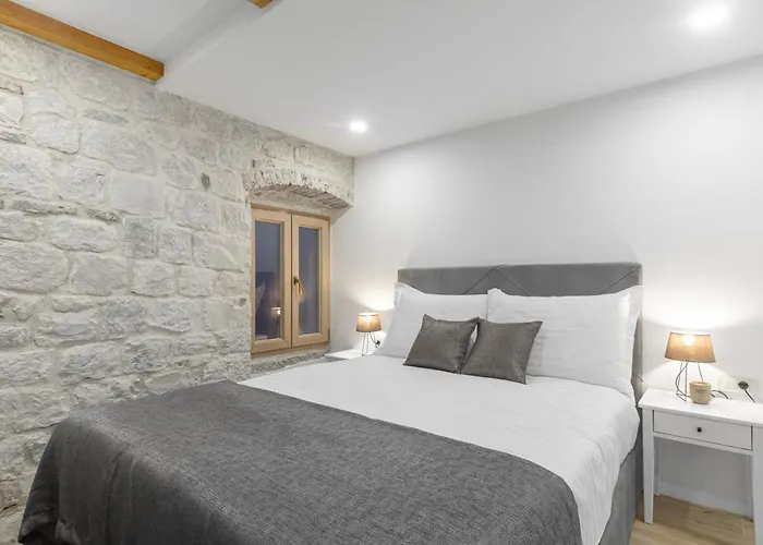 Kamena U Mirnoj Ulici Blizu Centra Trogira *