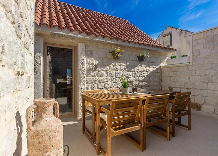 Kamena U Mirnoj Ulici Blizu Centra Trogira Trogir