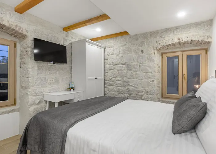 Kamena U Mirnoj Ulici Blizu Centra Trogira * Trogir