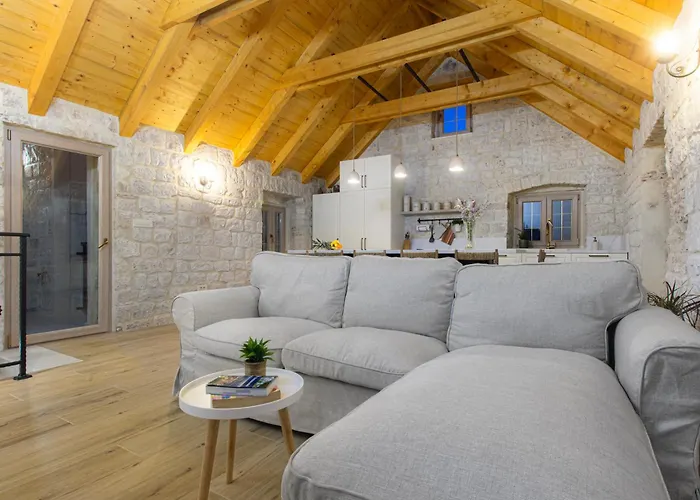 Kamena U Mirnoj Ulici Blizu Centra Trogira Trogir