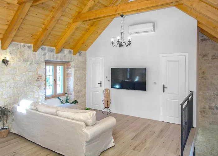 Kamena U Mirnoj Ulici Blizu Centra Trogira