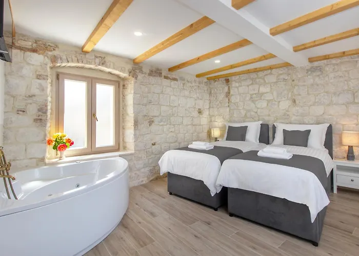 Kamena U Mirnoj Ulici Blizu Centra Trogira * Trogir