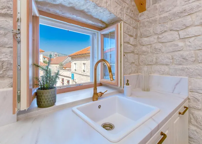 Villa Kamena U Mirnoj Ulici Blizu Centra Trogira *