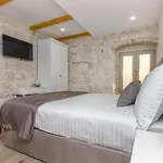 Villa Kamena U Mirnoj Ulici Blizu Centra Trogira Trogir