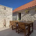 Kamena U Mirnoj Ulici Blizu Centra Trogira * Trogir