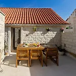 Villa Kamena U Mirnoj Ulici Blizu Centra Trogira *