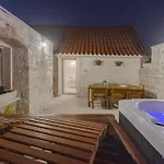 Kamena U Mirnoj Ulici Blizu Centra Trogira Trogir