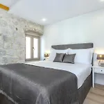 Villa Kamena U Mirnoj Ulici Blizu Centra Trogira *