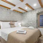 Kamena U Mirnoj Ulici Blizu Centra Trogira * Trogir