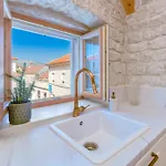 Villa Kamena U Mirnoj Ulici Blizu Centra Trogira *