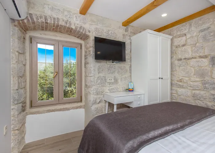 Willa Kamena U Mirnoj Ulici Blizu Centra Trogira Trogir