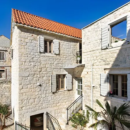 Kamena U Mirnoj Ulici Blizu Centra Trogira Vila *