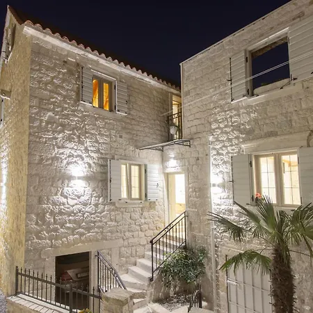 Kamena U Mirnoj Ulici Blizu Centra Trogira