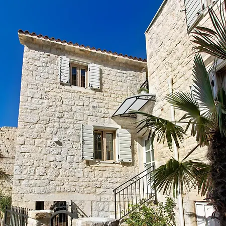 Kamena U Mirnoj Ulici Blizu Centra Trogira Vila