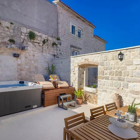 Kamena U Mirnoj Ulici Blizu Centra Trogira *