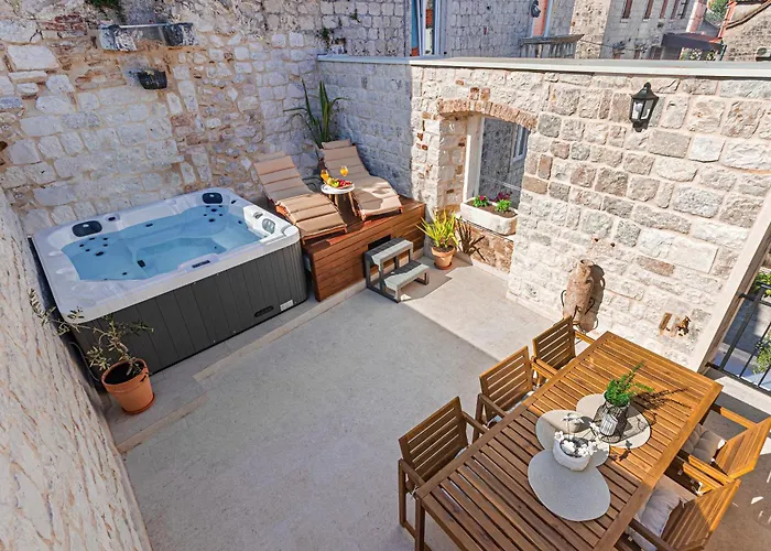 Kamena U Mirnoj Ulici Blizu Centra Trogira *