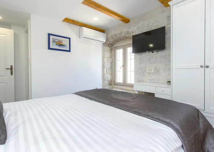 Vila Kamena U Mirnoj Ulici Blizu Centra Trogira