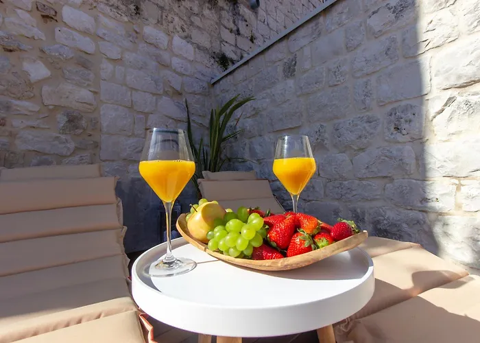 Kamena U Mirnoj Ulici Blizu Centra Trogira Vila *