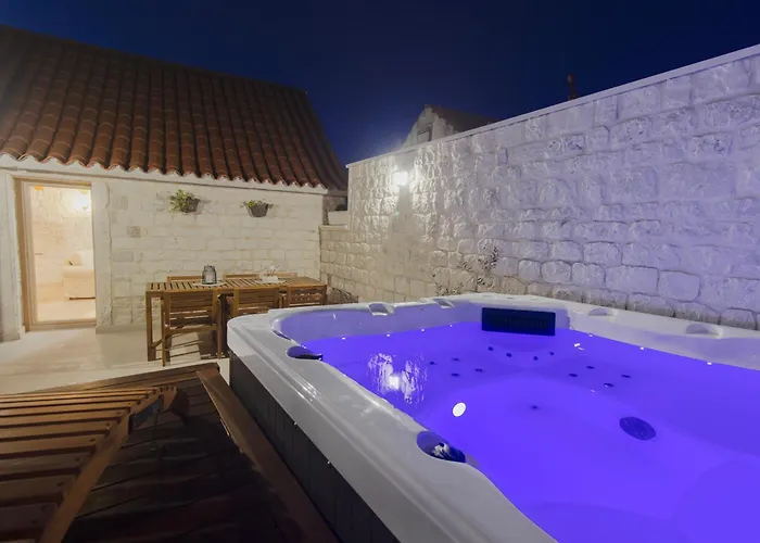 Vila Kamena U Mirnoj Ulici Blizu Centra Trogira