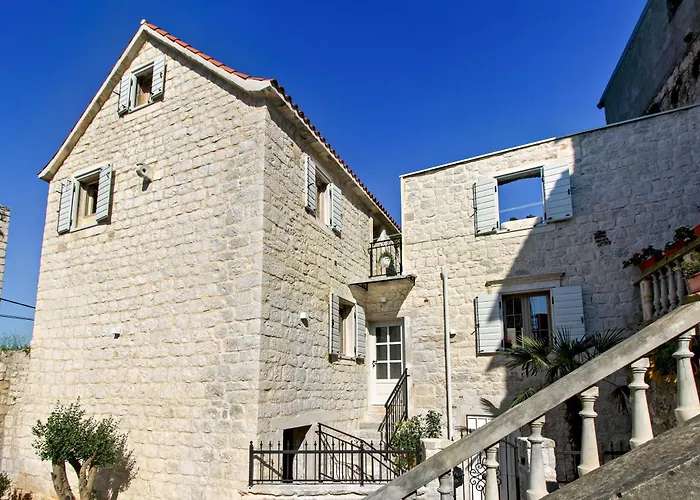 Kamena U Mirnoj Ulici Blizu Centra Trogira Vila *