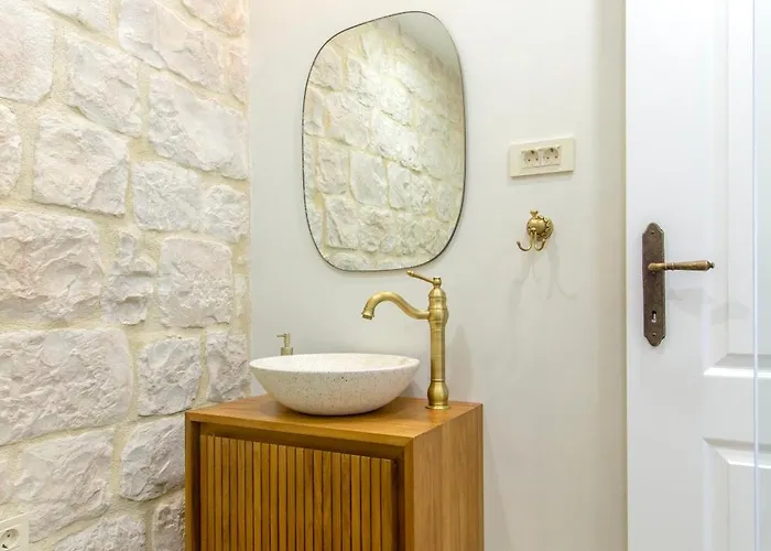 Kamena U Mirnoj Ulici Blizu Centra Trogira *