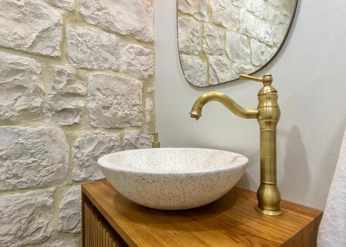 Kamena U Mirnoj Ulici Blizu Centra Trogira Trogir