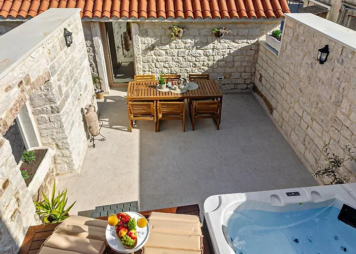 Kamena U Mirnoj Ulici Blizu Centra Trogira Vila *