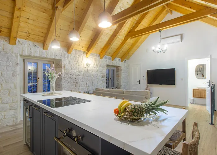 Kamena U Mirnoj Ulici Blizu Centra Trogira *