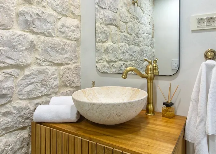 Kamena U Mirnoj Ulici Blizu Centra Trogira Vila